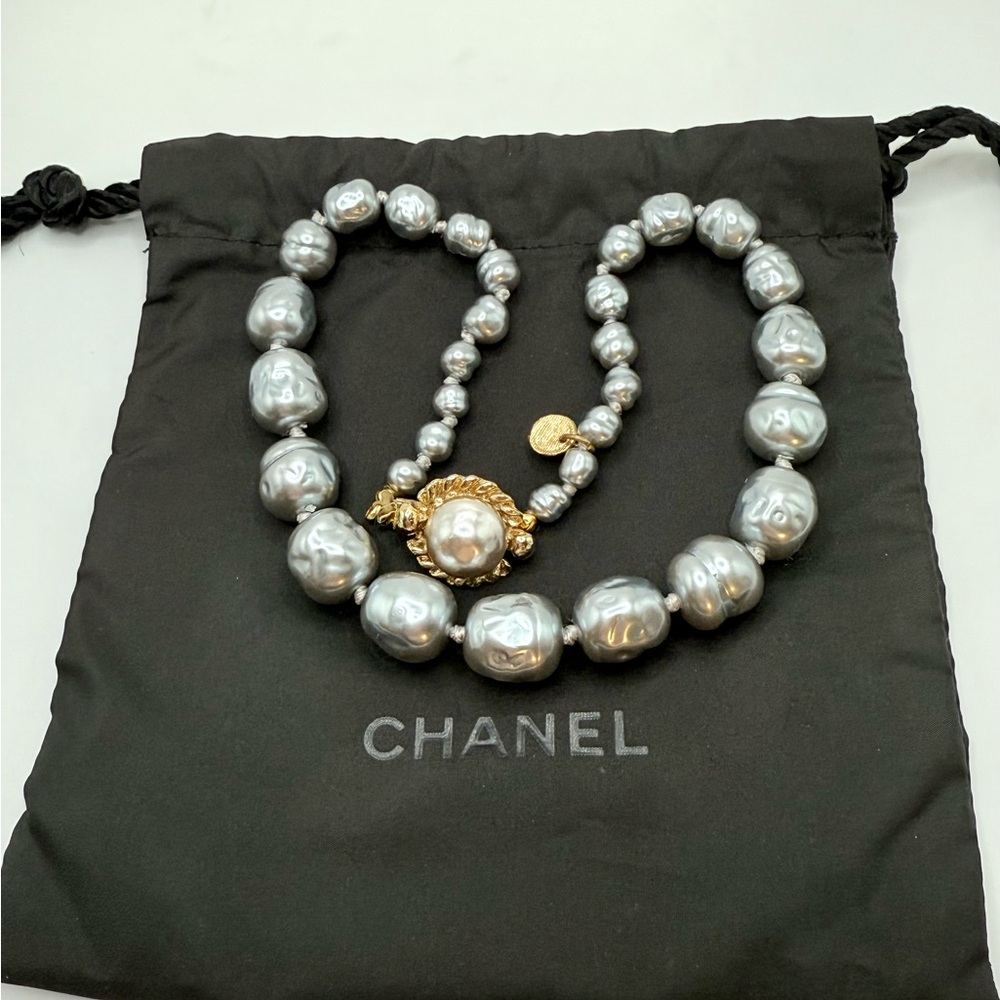 Auth. Chanel 1981 Signed Paris Baroque Glass Pearls Choker Collar Necklace 15 in